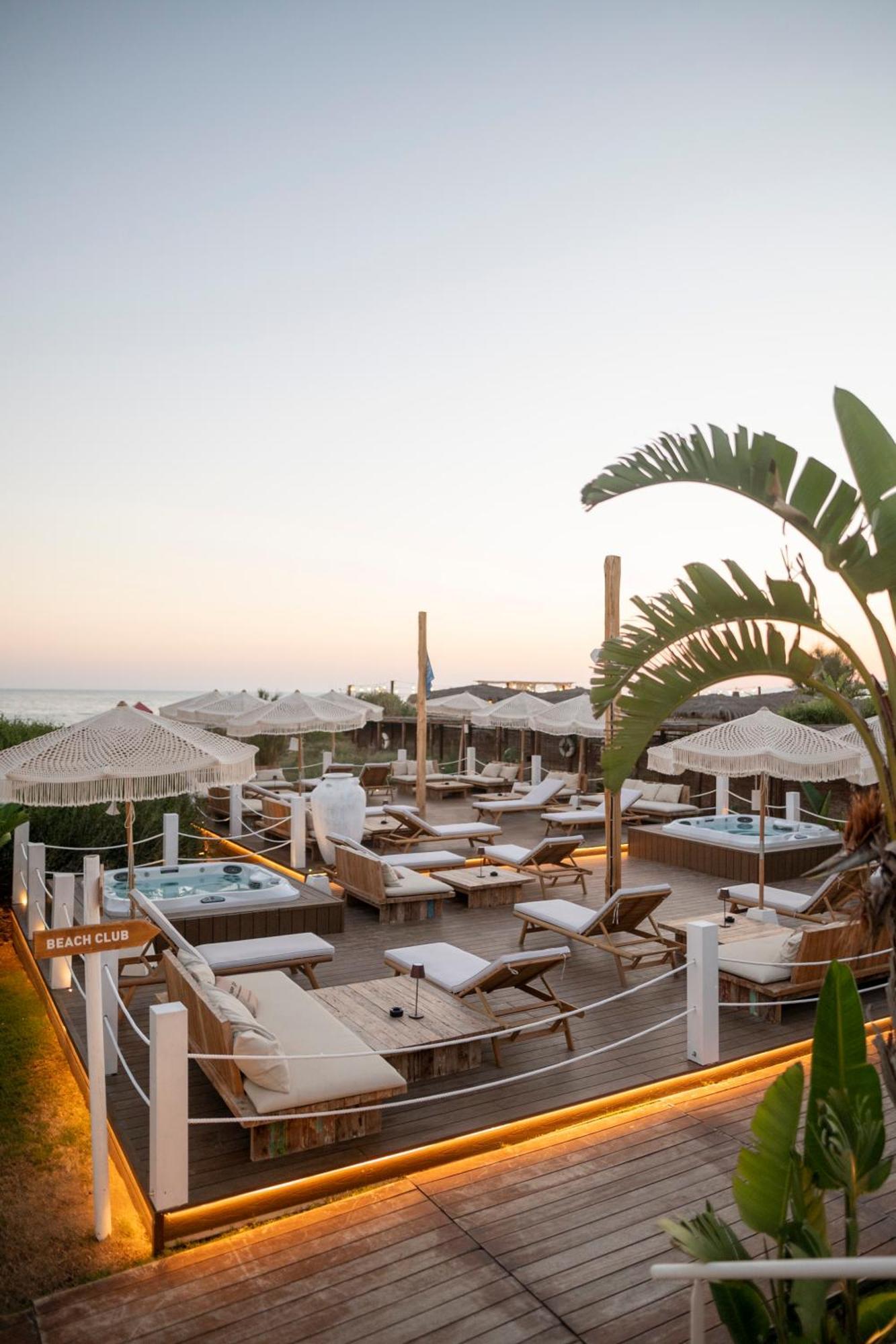 CUMEJA Beach Club & Hotel Baia Domizia Zewnętrze zdjęcie